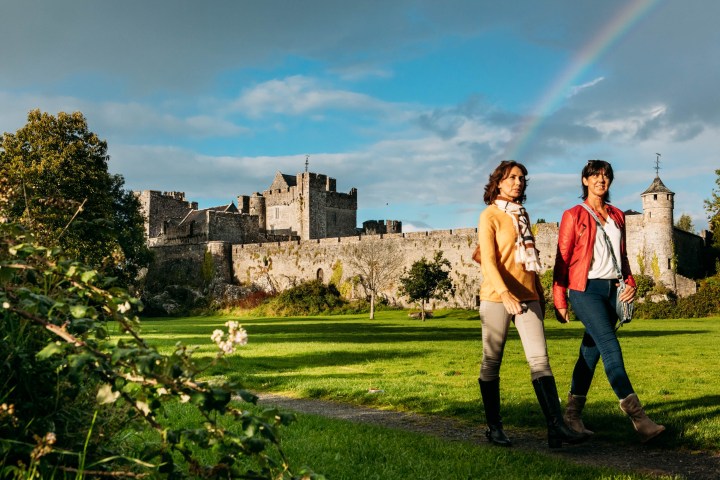dos chicas paseando en Cork