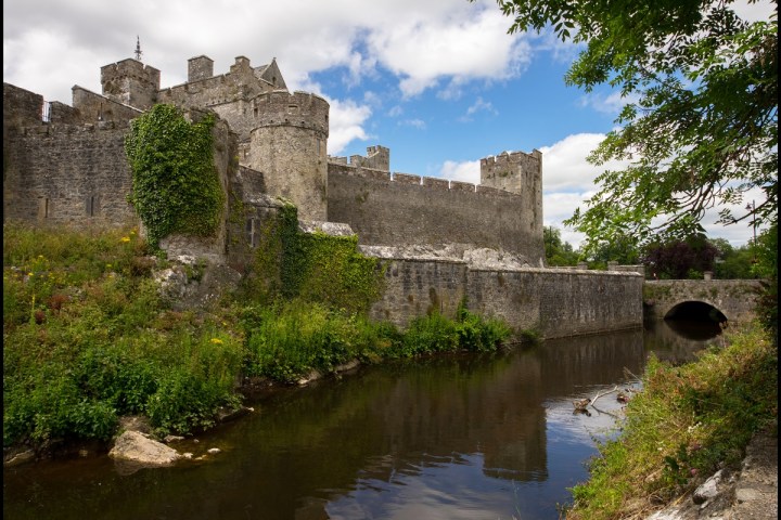 castillo de Cahir con un lago cerca