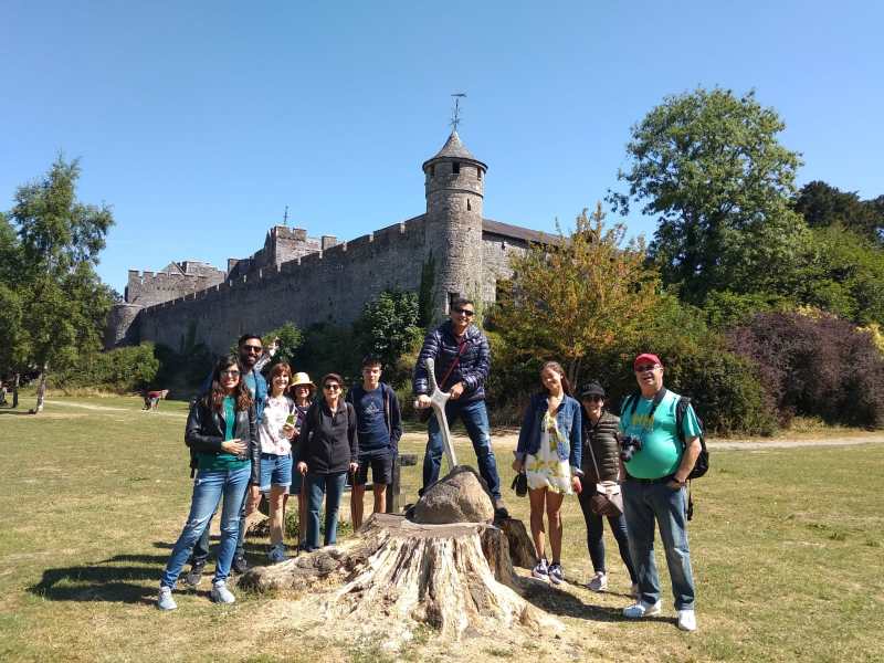 grupo de gente delante de una escultura